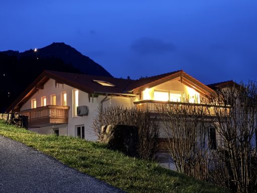 Außenansicht mit den beiden Balkons Das Gipfelglück mit dem Jenner im Hintergrund