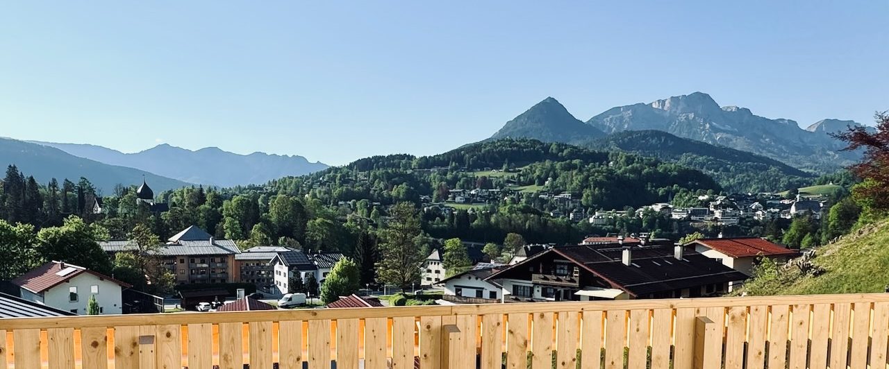 Balkonblick fantastischen Panorama auf die Berchtesgadener Alpen und das Zentrum von Berchtesgaden