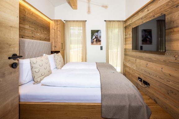 Beide Schlafzimmer sind mit einem Smart-TV von Philips und Klimaanlage ausgestattet Helle, modern eingerichtete Schlafzimmer mit Holzverkleidung und zwei Einzelbetten.